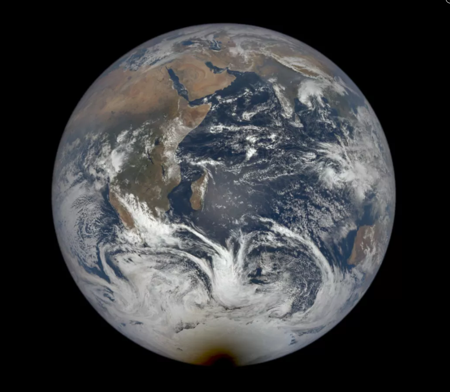 Dscovr的图像突出了一个圆形的黑影落在南极洲，因为月亮挡住了太阳的光线。