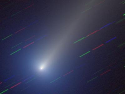 ESA公布2021年12月7日Leonard彗星流经天空的彩色图像