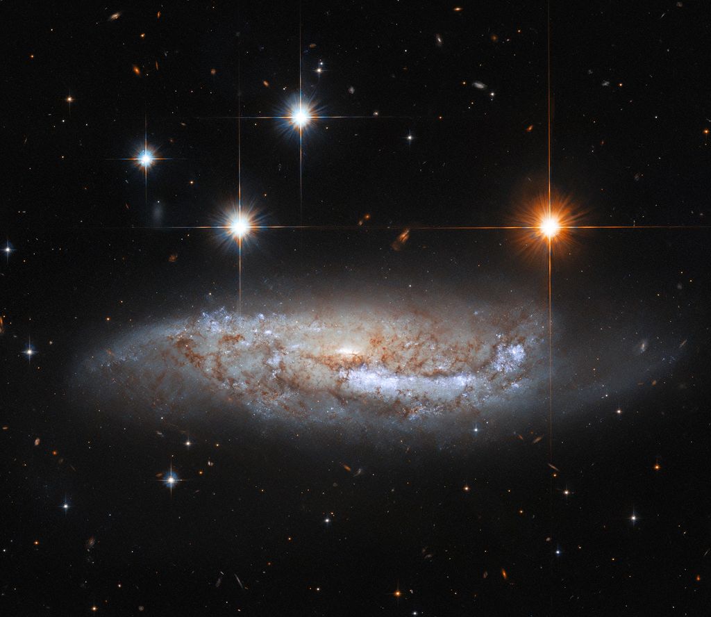哈勃太空望远镜捕捉到螺旋星系NGC 3568的侧面视图