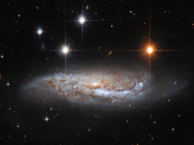 哈勃太空望远镜捕捉到螺旋星系NGC 3568的侧面视图