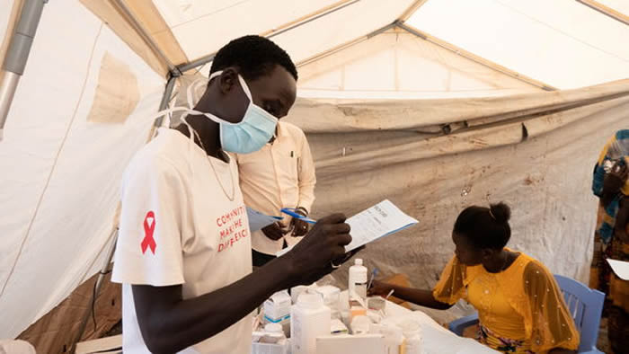 非洲国家南苏丹爆发神秘疾病，世卫小组紧急前往调查。图为南苏丹一处小镇中，由无国界医生组织设立的临时诊所。（图／路透）