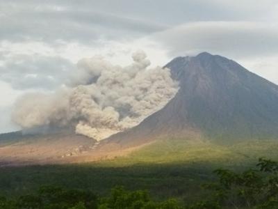 印尼东爪哇省塞梅鲁火山喷发 火山灰喷至2000米高空