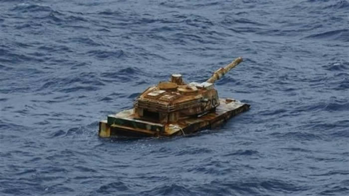 印尼附近的纳土纳海域惊现诡异漂浮坦克