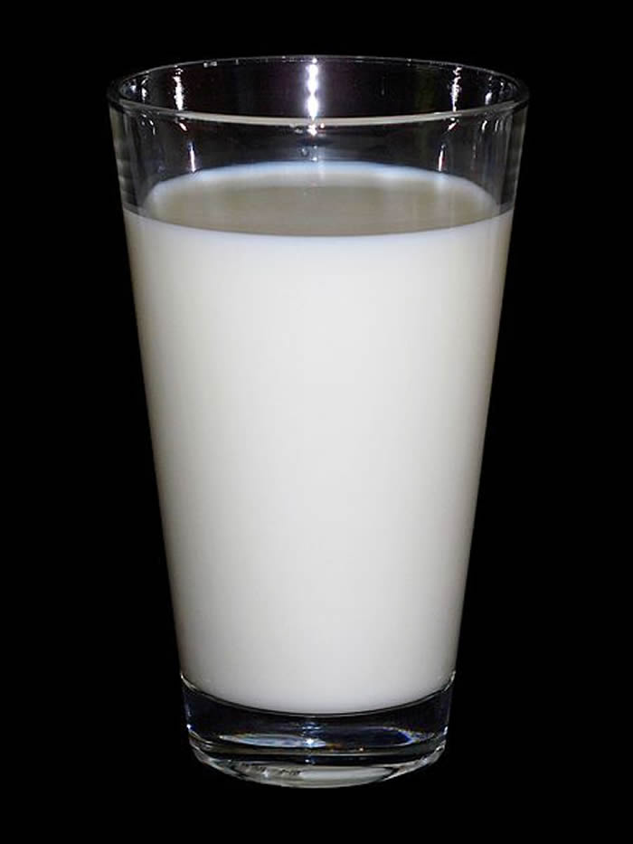 睡觉前喝一杯热牛奶有助于睡眠吗？