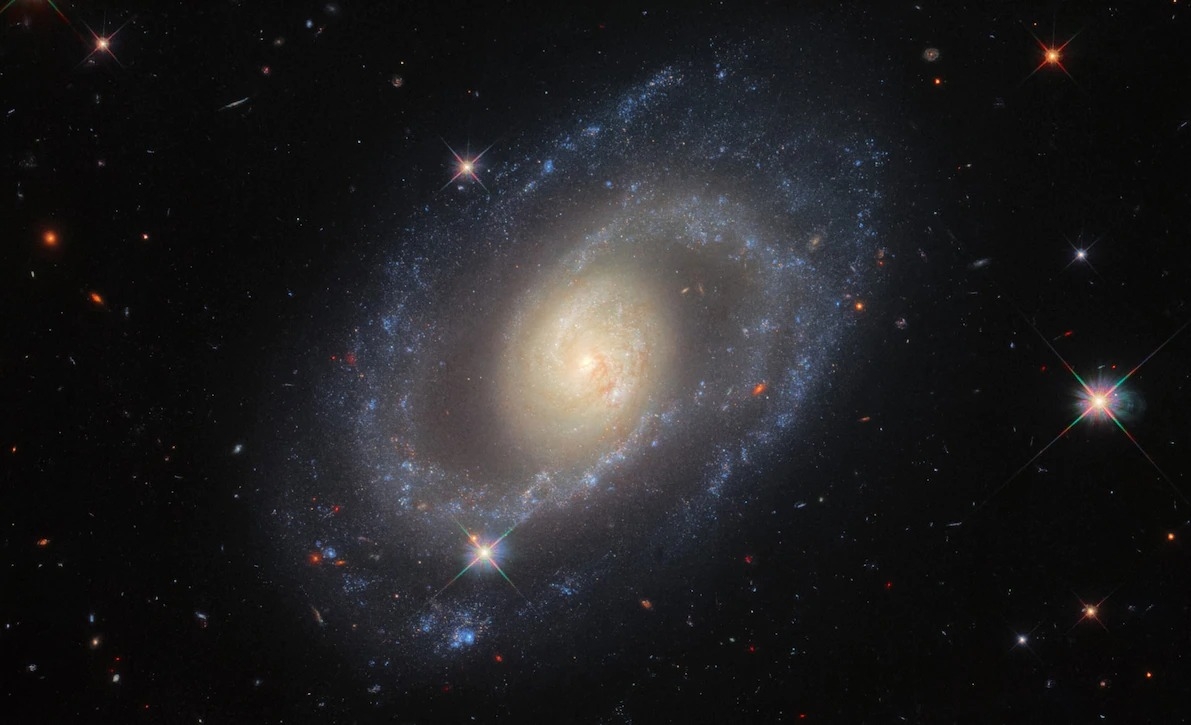 这张由哈勃太空望远镜所拍摄的影像，是距离地球约 1亿2000万光年的螺旋星马克仁1337（Markarian 1337）。 2006 年天文学家在此星系观察到某