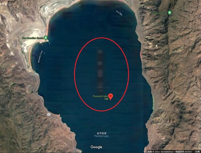 Google地图美国内华达州的金字塔湖深处惊现神秘黑影