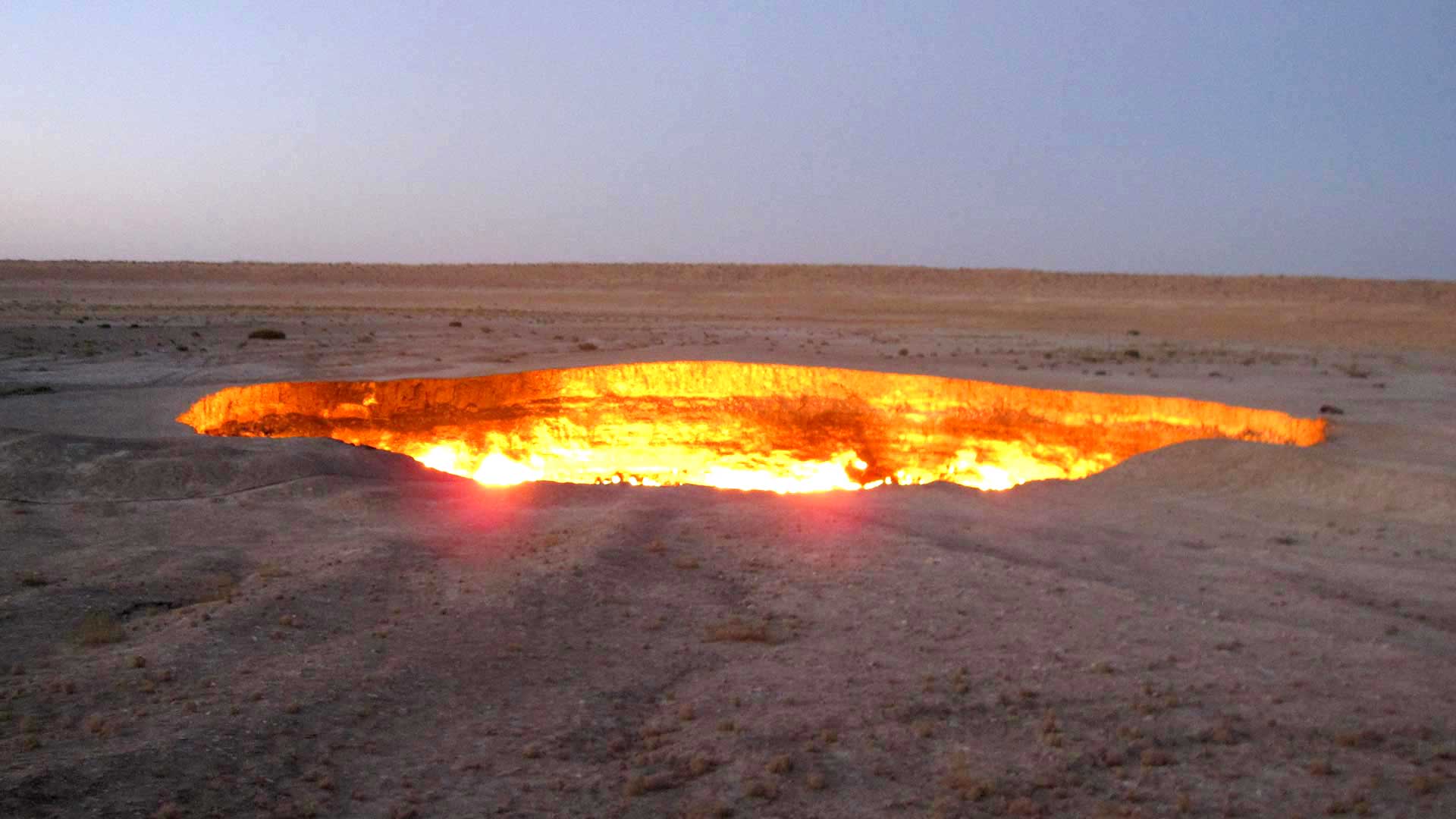 卡拉库姆之光！土库曼斯坦总统下令扑灭知名景点“地狱之门” 燃烧长达50年