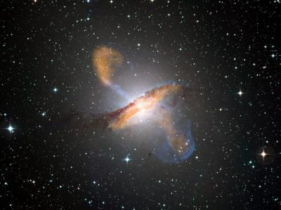 椭圆星系半人马座A中发现数量空前的球状星团