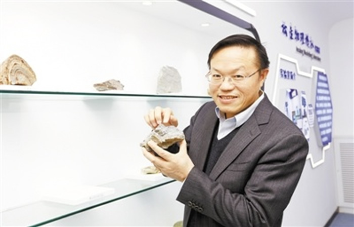 李三忠在展示从野外采集的岩石 刘邦华摄