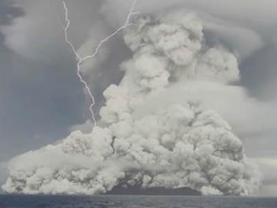 南太平洋岛国汤加海底火山Hunga Tonga-Hunga Ha’apai爆发瞬间的画面曝光