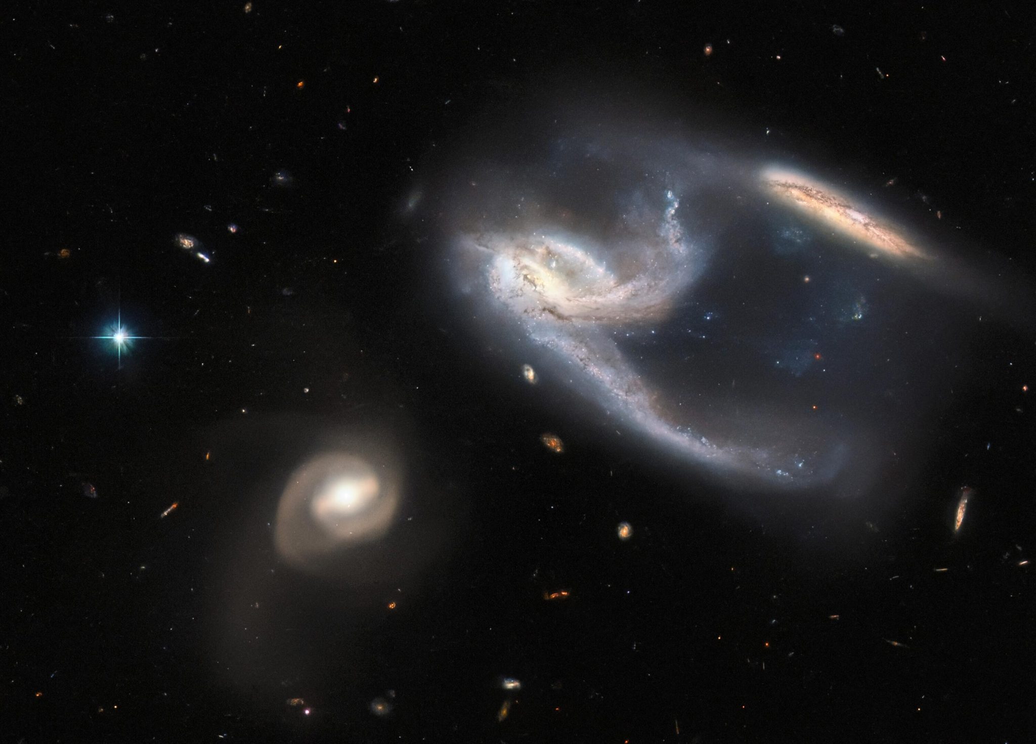 哈勃太空望远镜拍摄的凤凰座星系NGC 7764A