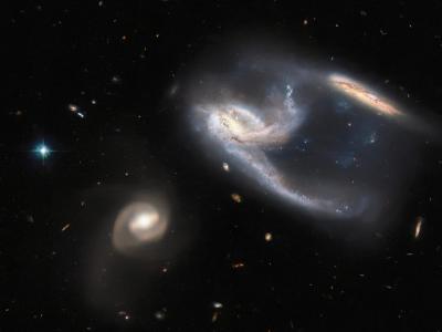 哈勃太空望远镜拍摄的凤凰座星系NGC 7764A