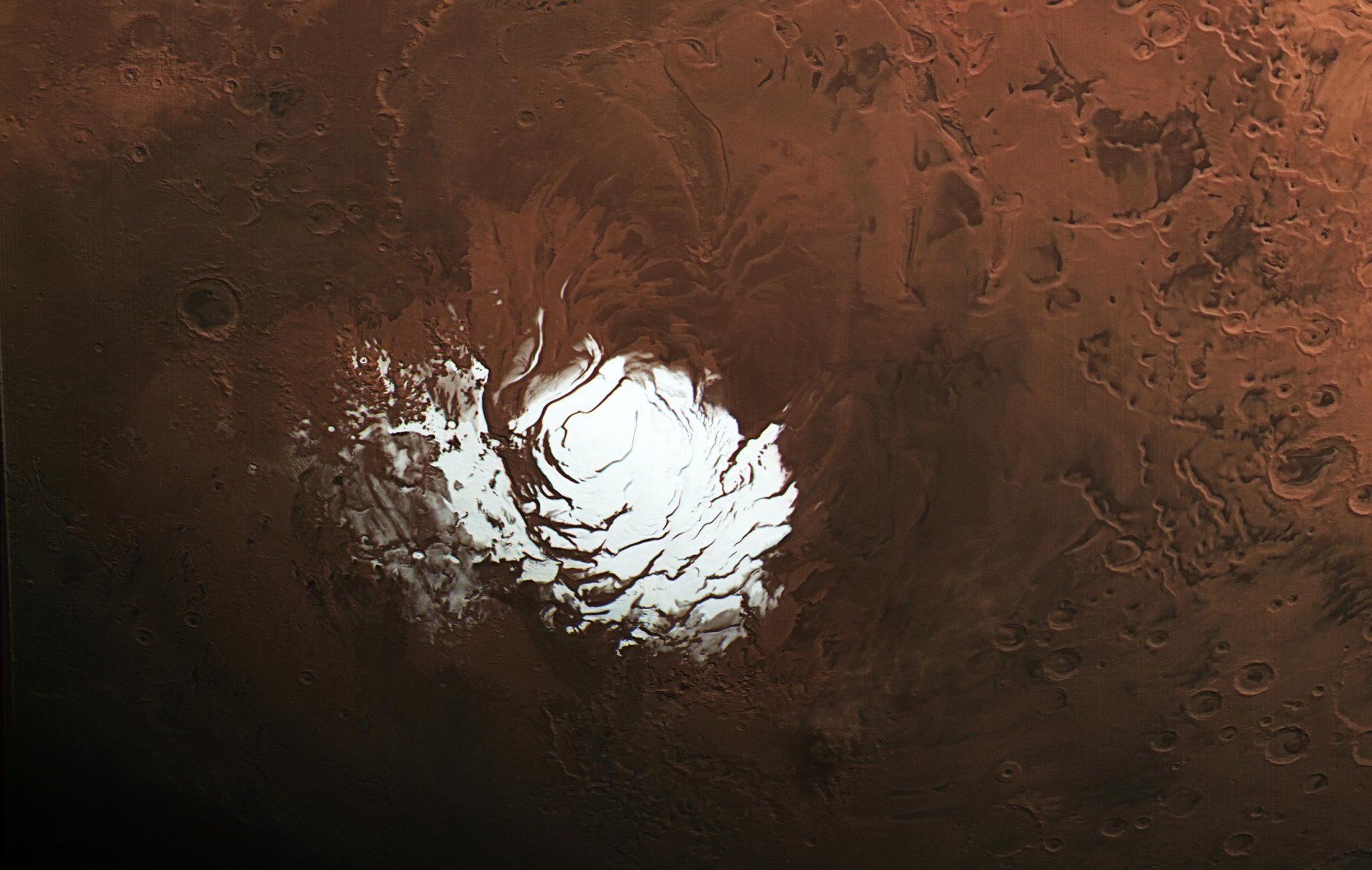2018年发现的火星南极冰盖下的液态水很可能只是火山岩的雷达反射