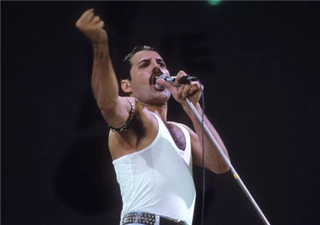 皇后乐队主唱Freddie的去世原因是什么?皇后乐队主场为何会换上艾滋病?