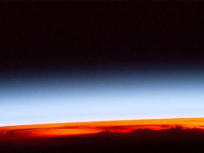 NASA每日一图分享了国际空间站“轨道日出的第一缕阳光”