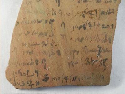 德国考古学家在埃及中部失落城市阿特里比斯发现1.8万多件带有文字的陶器碎片