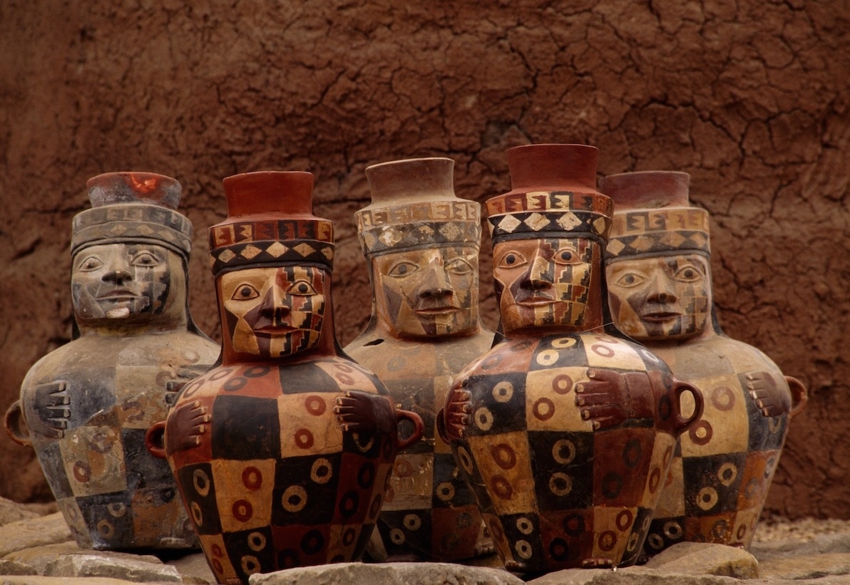 瓦里人在公元600至1000年间统治秘鲁沿岸大部分地区，他们会使用这些色彩缤纷的容器喝一种叫作奇洽酒的类啤酒饮料。 PHOTOGRAPH BY KENNETH