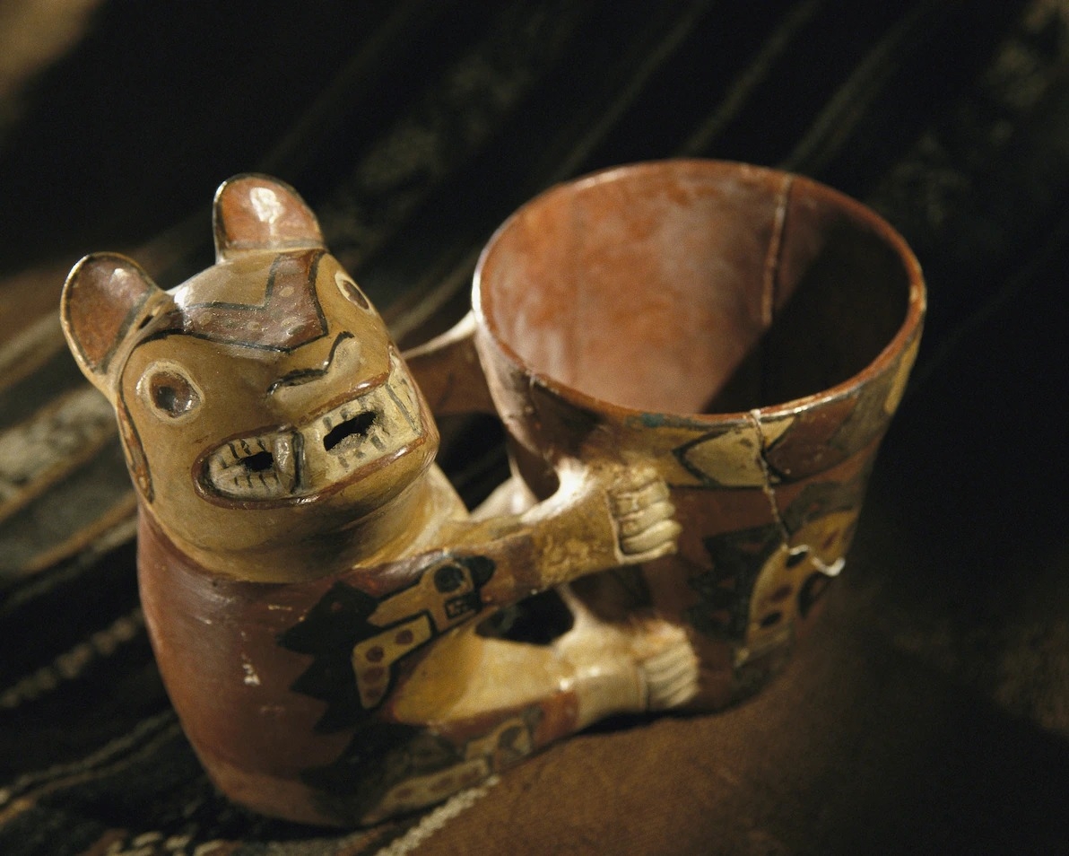 瓦里文明的仪式性酒杯通常有当地的动物，像是这只口渴的美洲豹。 PHOTOGRAPH BY KENNETH GARRETT, MUSEO NACIONAL DE