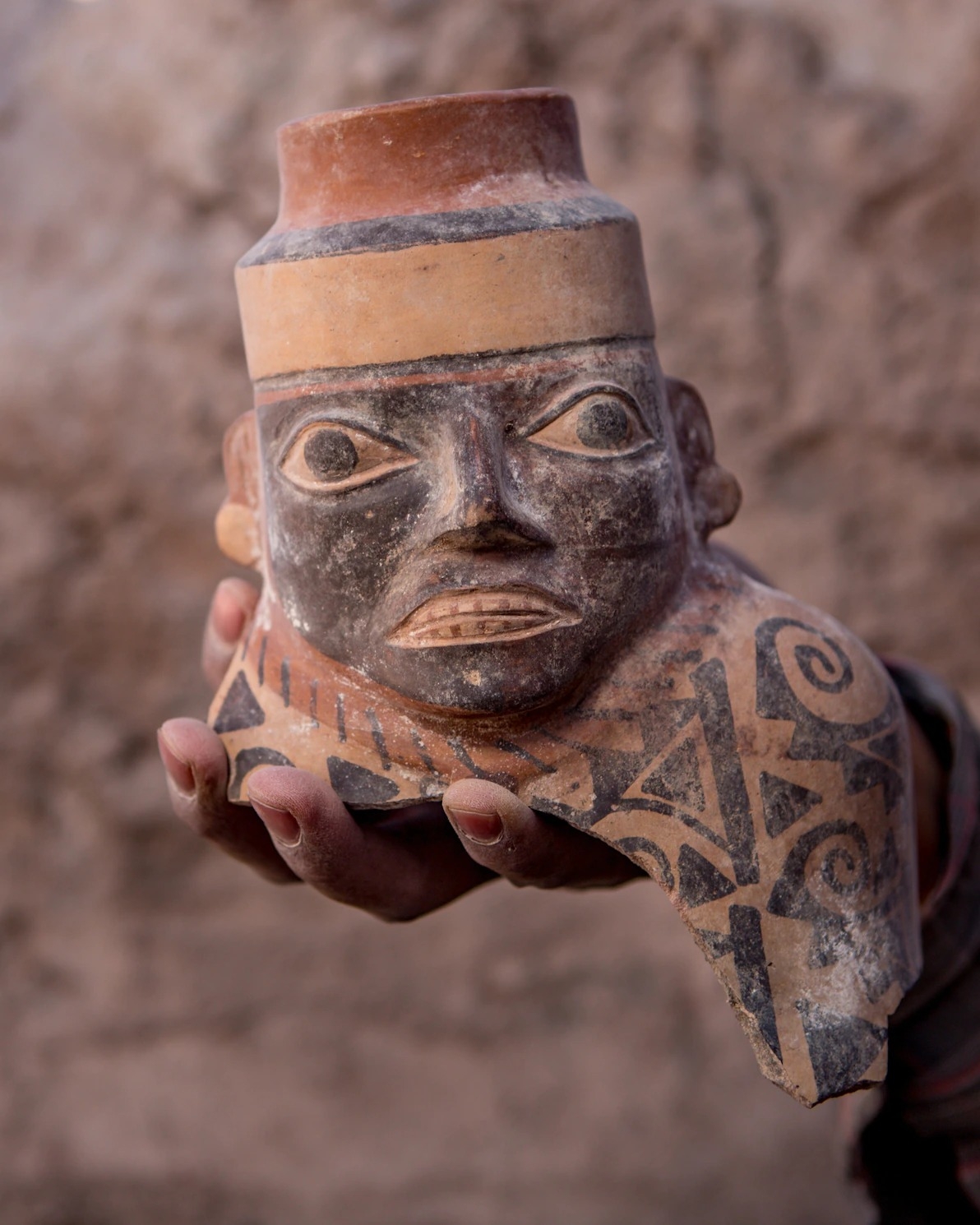 秘鲁大部分地区都可以找到类似这个在奎卡潘帕出土的瓦里酒器。 PHOTOGRAPH COURTESY OF LISA MILOSAVLJEVIC, ROYAL O