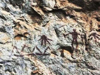 云南省临沧市永德县大平掌岩根发现一处岩画点 有助研究滇西南早期人类社会生活