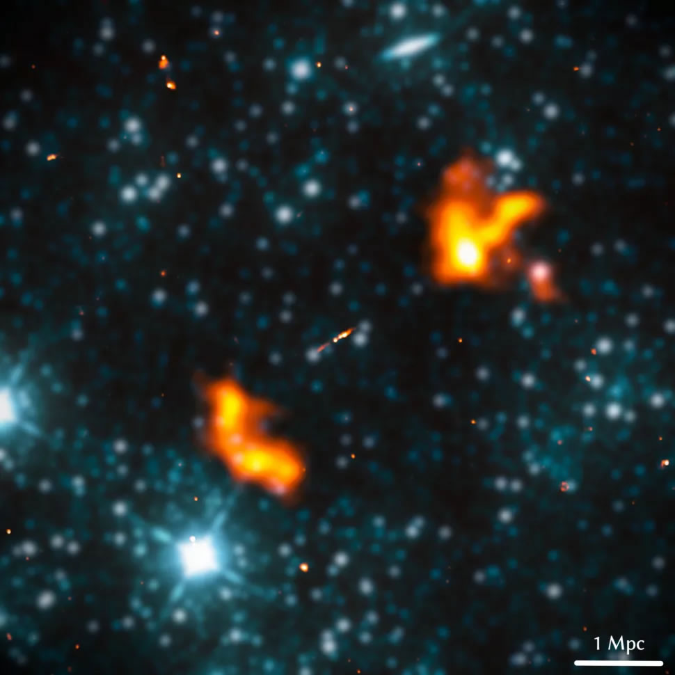上图为Alcyoneus星系，左下及右上两片橘色的是电波瓣，上下长达1630万光年