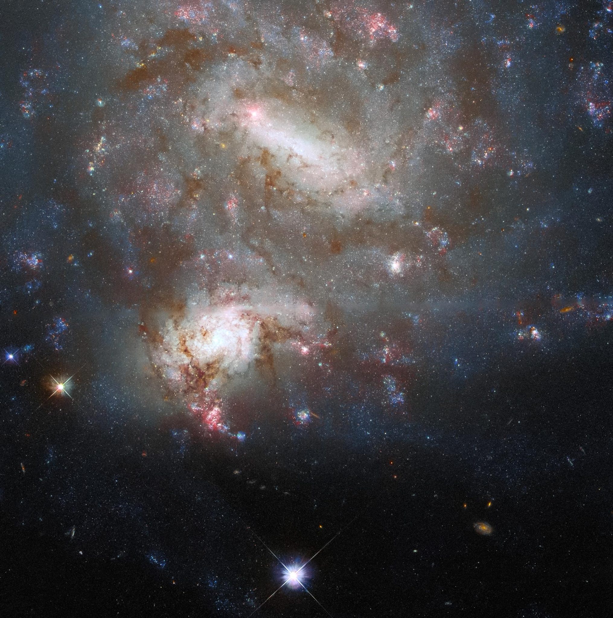 哈勃太空望远镜拍摄的双子星系NGC 4496A和NGC 4496B