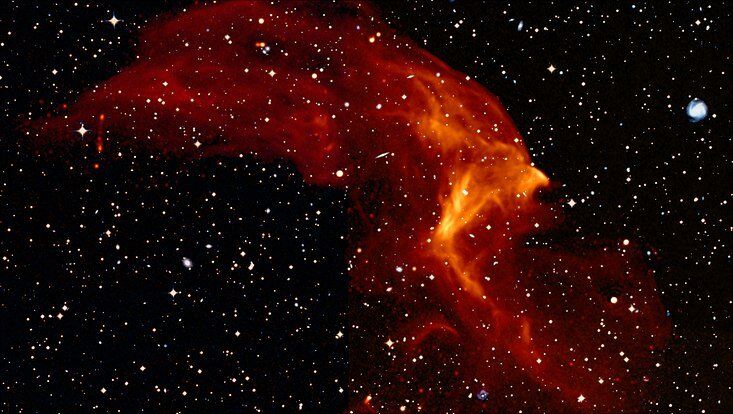 宇宙冲击波是星系团碰撞时产生的。这张照片显示了在Abell 3667星系团中观测到的两种冲击波中的一种，大约是银河系的60倍大。图片来源：物理学家组织网