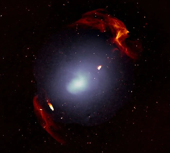 宇宙冲击波是星系团碰撞时产生的。这张照片显示了在Abell 3667星系团中观测到的两种冲击波中的一种，大约是银河系的60倍大。图片来源：物理学家组织网