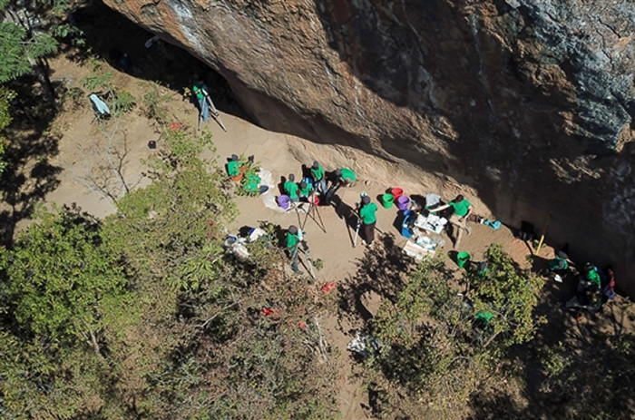 考古学家在马拉维的Hora岩棚处发现两个男婴的遗骸。图片来源：JACOB DAVIS