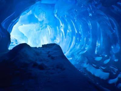 北极海底发现神秘巨坑群 最深达10层楼