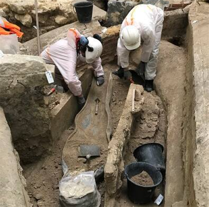法国考古学家打开在巴黎圣母院下发现的神秘石棺