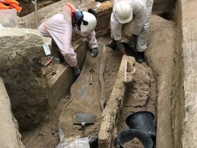 法国考古学家打开在巴黎圣母院下发现的神秘石棺