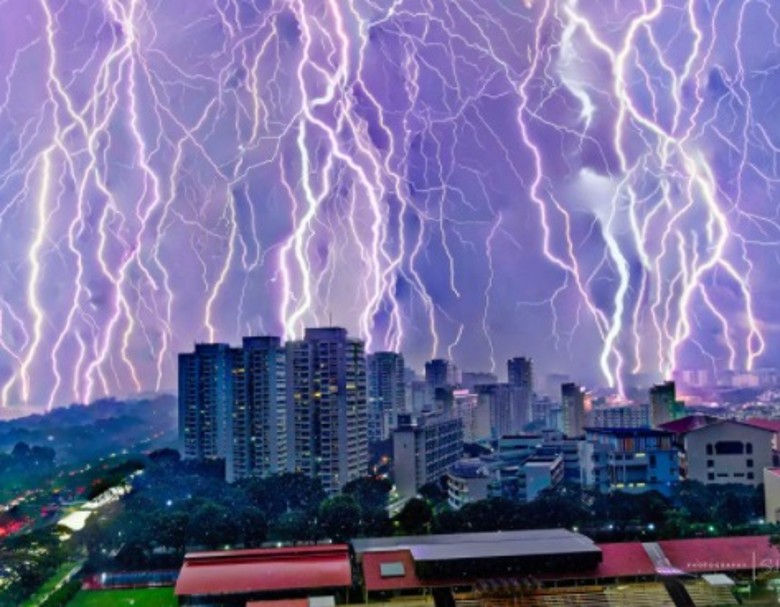 新加坡摄影爱好者在东海岸拍下超过40道闪电的震撼画面