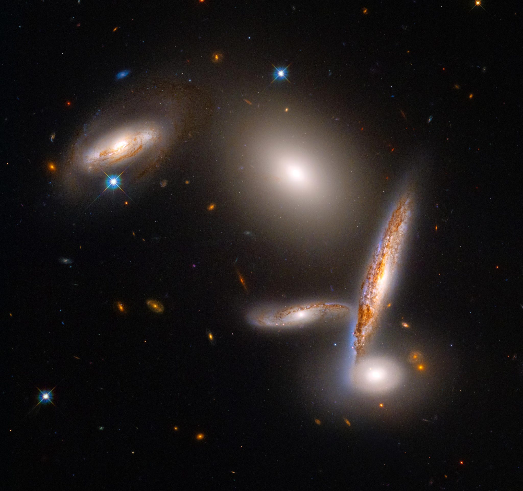 哈勃太空望远镜32岁生日：拍摄希克森紧凑型40星系团的壮丽景色