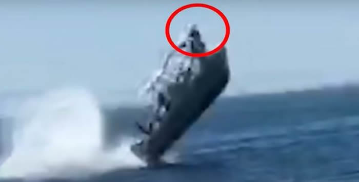 墨西哥观光船遭座头鲸撞飞 船上乘客被抛飞空中后跌入海中
