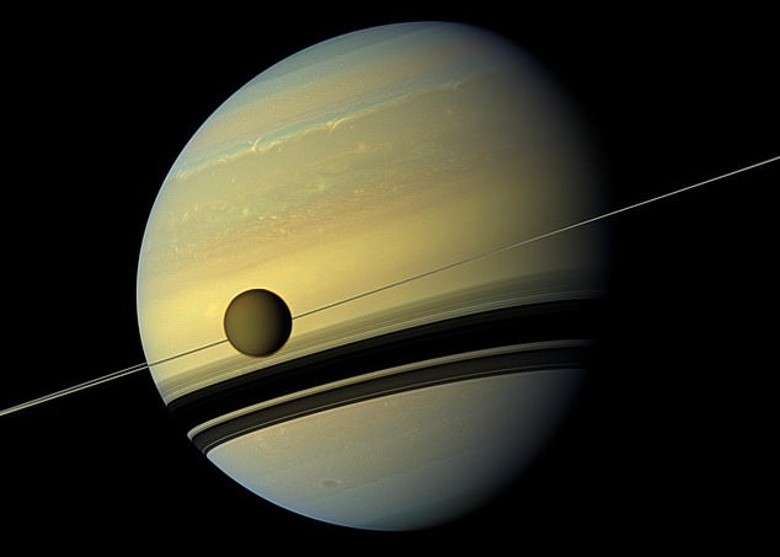 美国加州史丹福大学新模型揭示土星最大卫星土卫六Titan的地表景观与地球惊人相似