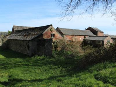 英国诺丁汉郡格里斯利破旧农舍保存着14世纪大型古堡部分外墙结构