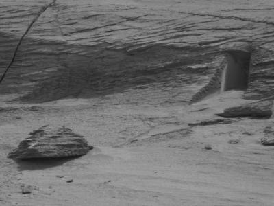 NASA好奇号拍到火星人基地入口？