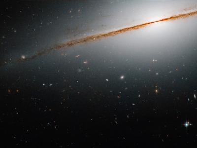 哈勃太空望远镜发现小墨西哥草帽星系NGC 7814