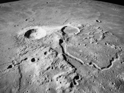 《行星科学杂志》：新研究表明宇航员应该研究月球古老火山留下的水