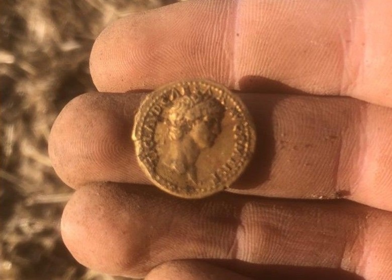 英国萨福克郡男子用金属探测器发现748枚罗马和铁器时代的金币和银币
