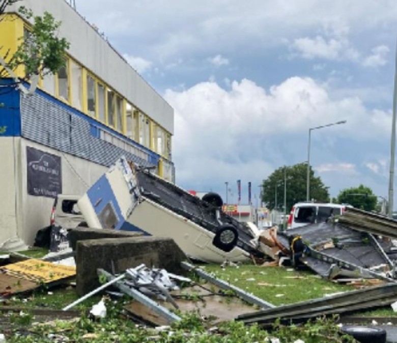 德国西部北莱茵-威斯特法伦州的帕德博恩市遭龙卷风吹袭 40人受伤
