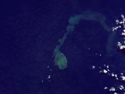 NASA在鲨鱼生活的地方观察到火山爆发