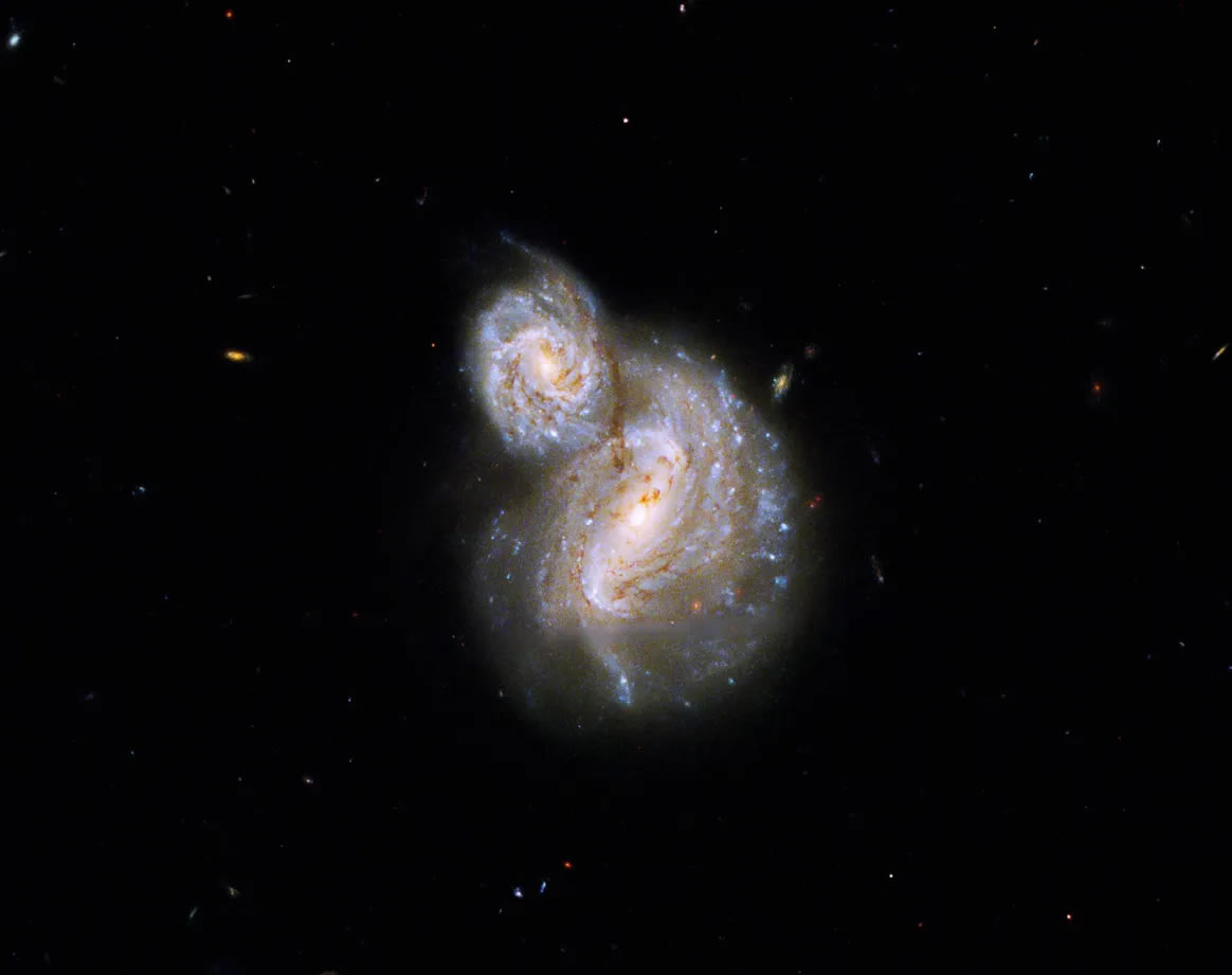 哈勃太空望远镜拍摄的IC 4271（Arp 40）：两个奇怪的螺旋星系