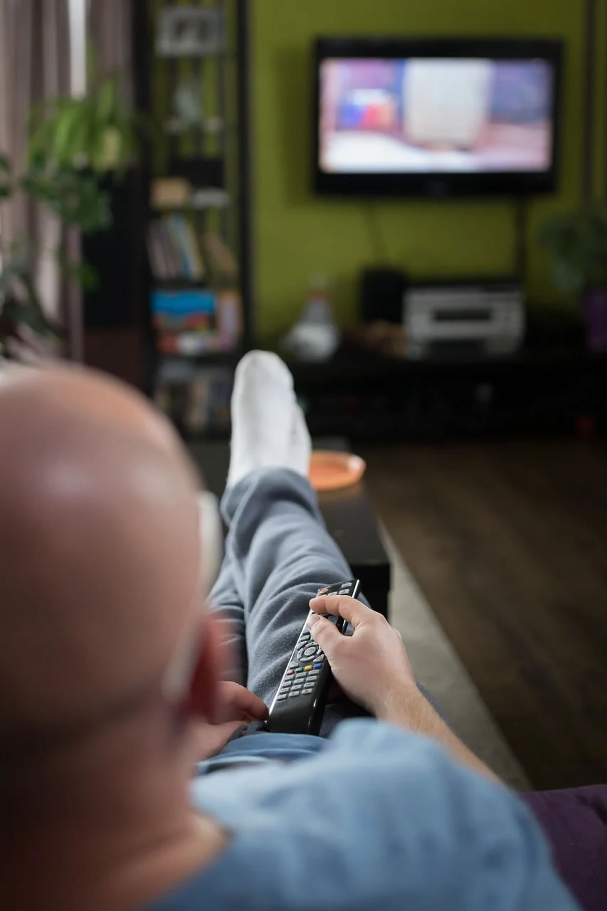 新研究指出每天久坐看一小时以上的电视可能会增加患心脏病的风险