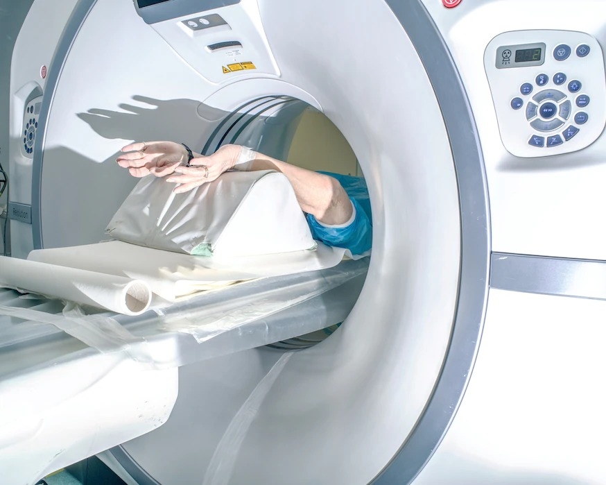 一名患者在罗马的杰梅利联合诊所进行胸腔电脑断层扫描，以检查感染COVID-19后的肺部状态。 PHOTOGRAPH BY MARCO CARMIGNAN