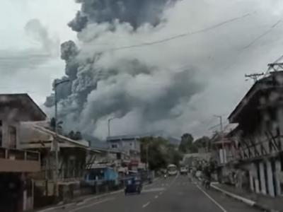 菲律宾吕宋岛南部的布卢桑火山喷发蒸气 火山灰冲上1000米高空