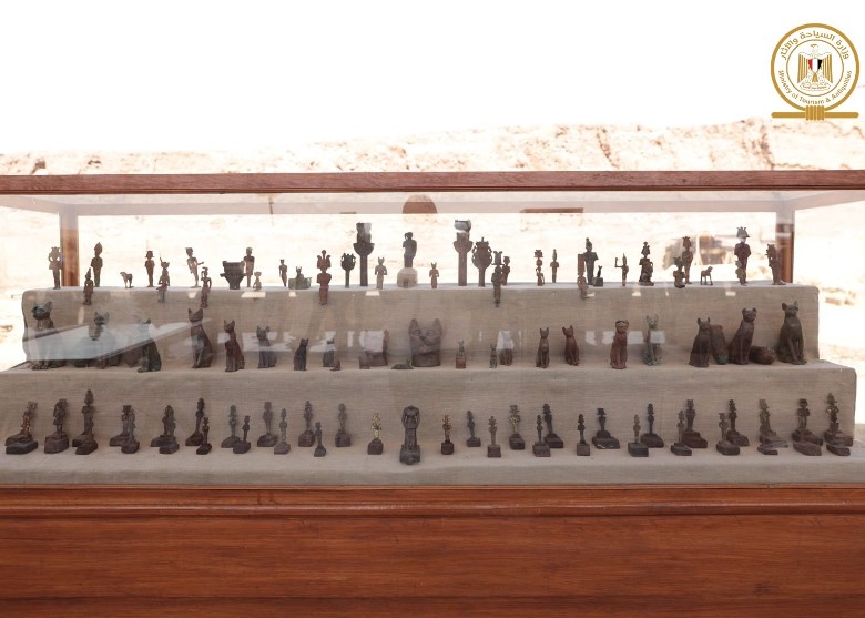 埃及吉萨省塞加拉地区发现250具彩绘木棺 距今有2500多年历史