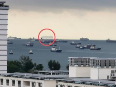 海市蜃楼！新加坡男子在东海岸公园附近拍摄到一艘“幽灵货船”凌空“飘浮”照片