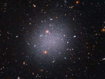 距地球7200万光年的独特星系DF2内的暗物质跑哪去了？